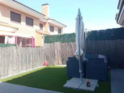 Casa adosada en calle Sierra de Paramera