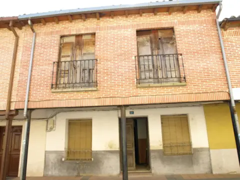 Casa adosada en calle de la Constitución