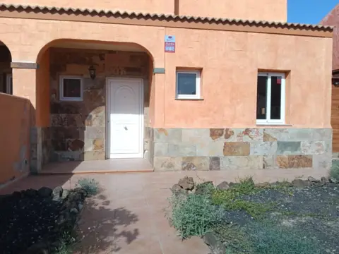 Chalet pareado en calle Pardela