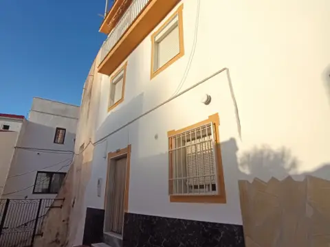 Casa adosada en calle Álamo