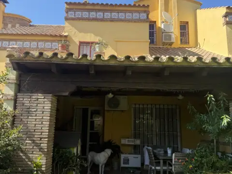 Chalet adosado en calle de la Azucena