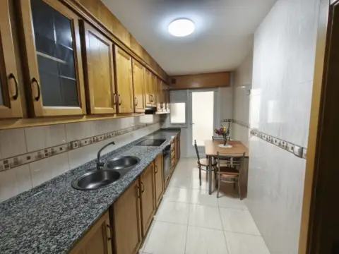 Piso en Avenida Xosé Cuíña