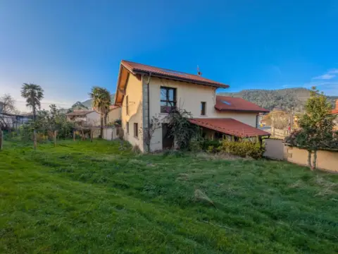 Chalet unifamiliar en Barrio de Pesues Estación