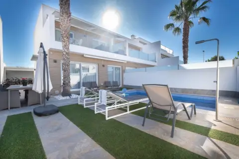 Chalet pareado en calle Julio Romero de Torres