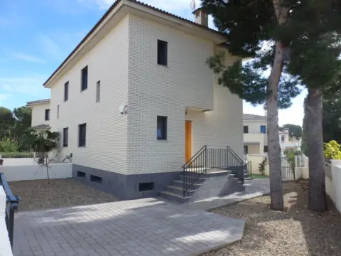 Chalet pareado en Carrer de la Magnòlia, 37