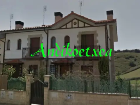 Chalet adosado en Barrio de Zelaia