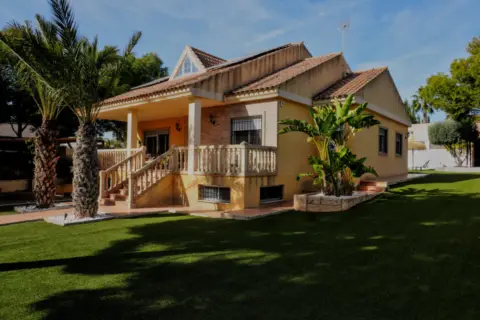 Chalet en calle Urbanización Charca, nº S/N