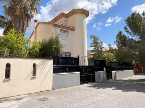 Casa en calle Arzobispo Óscar Romero