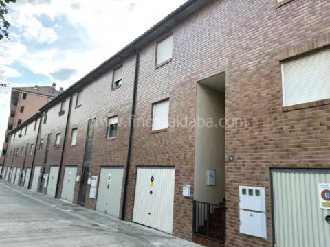 Casa adosada en Avenida del Ejército