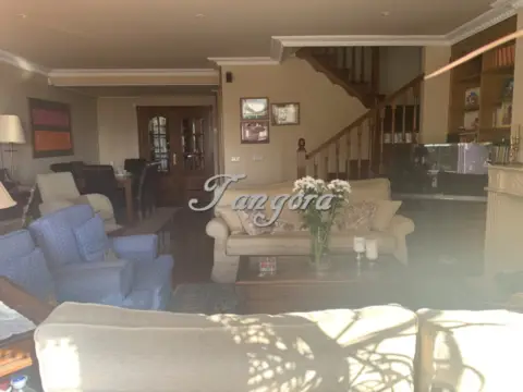 Casa en calle Aureliano Linares Rivas