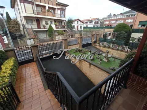 Chalet adosado en calle Montellano Urbanizazioa