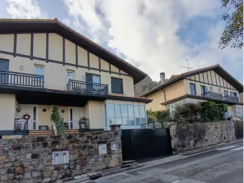 Chalet pareado en calle de Raimundo Abaroa