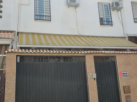 Chalet adosado en calle del Lirio