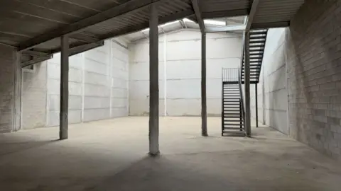Nave industrial en Poligono La Paz-Huelva Capital. Amplia Nave
