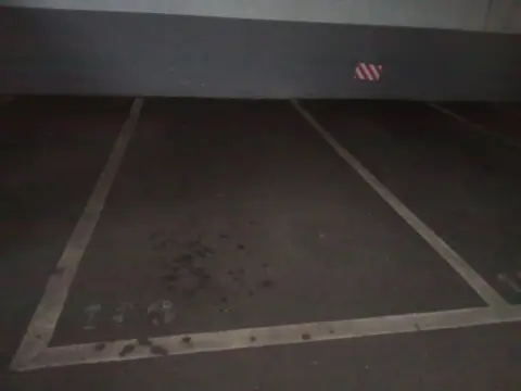 Garaje en calle de Camerun, 4