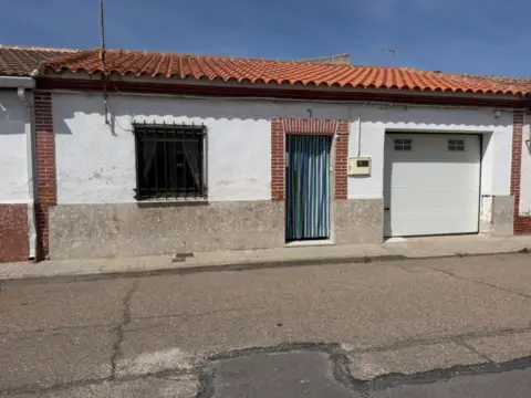 Casa adosada en calle de la Tierra