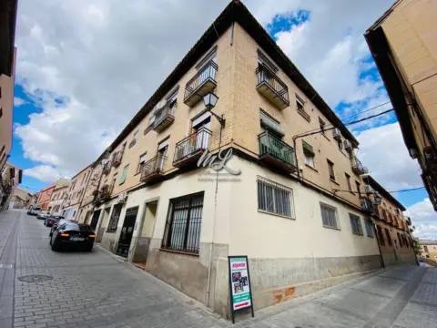 Pis a calle de los Descalzos
