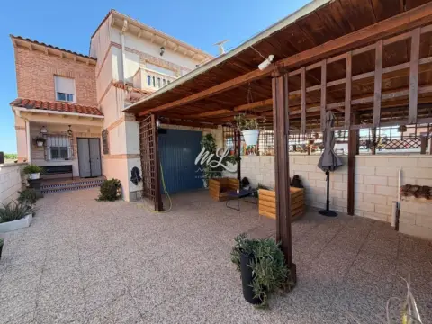 Chalet adosado en calle de las Moreras
