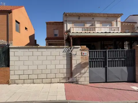 Chalet adosado en calle de las Moreras