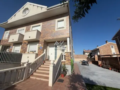 Chalet pareado en Paseo Castilla La Mancha