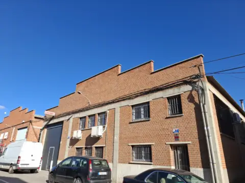 Nave industrial en calle del Uranio