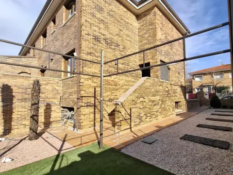 Chalet pareado en calle de Luxemburgo