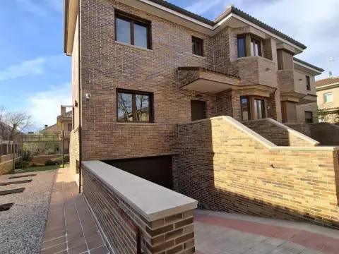 Chalet pareado en calle de Luxemburgo