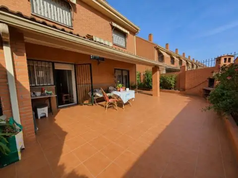 Chalet adosado en Sector III