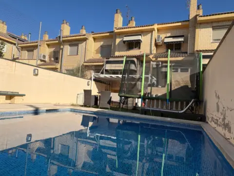 Chalet adosado en calle Aneto