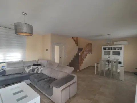 Chalet pareado en Avenida de Santa Clara, 25