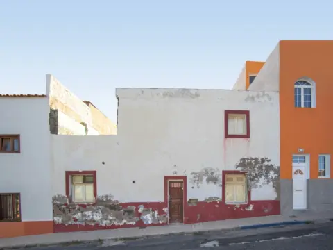 Casa adosada en calle Doña Perfecta, 6