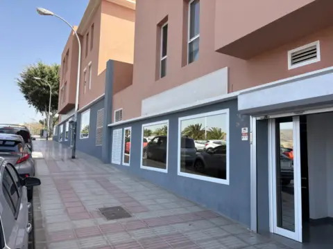Local comercial en calle Secundino Delgado, 5