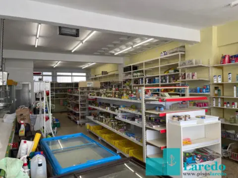 Local comercial en Plaza de Carlos V, 1