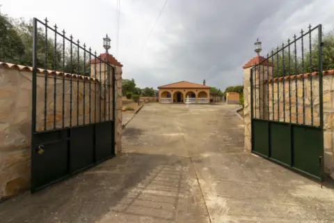 Chalet rústico en Avenida Campomanes, nº 37