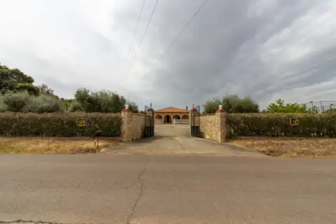 Chalet rústico en Avenida Campomanes, nº 37