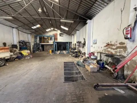 Nave industrial en calle de la Virgen