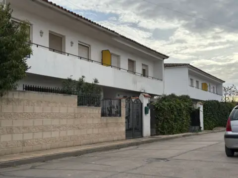 Chalet pareado en calle de Felipa Sedano