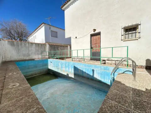 Chalet pareado en calle de Felipa Sedano