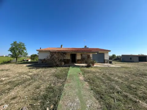 Chalet rústico en Camuñas