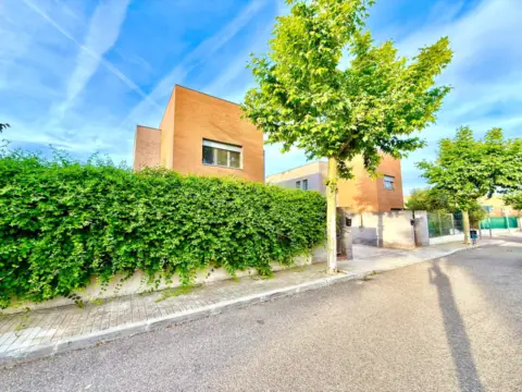 Chalet pareado en calle Pintor Zuloaga