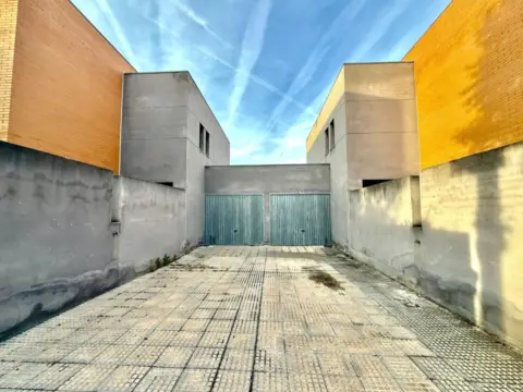 Chalet pareado en calle Pintor Zuloaga