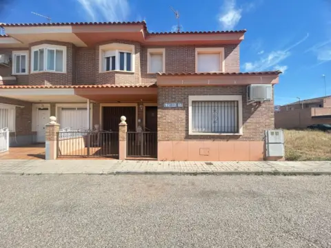 Chalet pareado en calle de Lisboa
