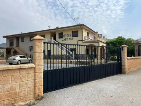 Edificio en calle La Caqada. Villamena