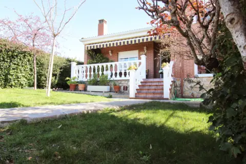 Chalet unifamiliar en calle de Catalpa