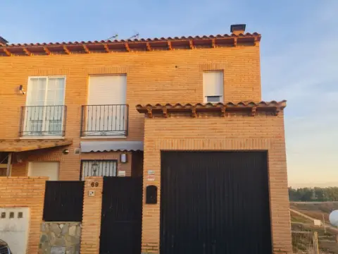 Chalet adosado en calle de Agustín de León