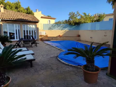 Casa pareada en Carrer Martí Serra