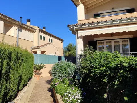 Casa pareada en Carrer Martí Serra