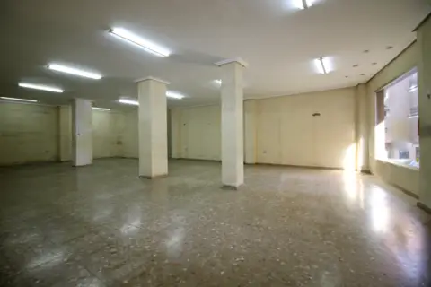 Local comercial en calle de la Hermandad, 6