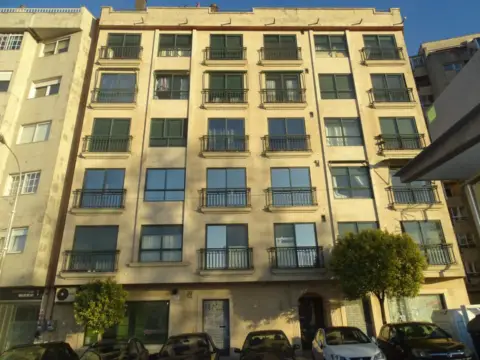 Local comercial en calle de Xulián Estévez