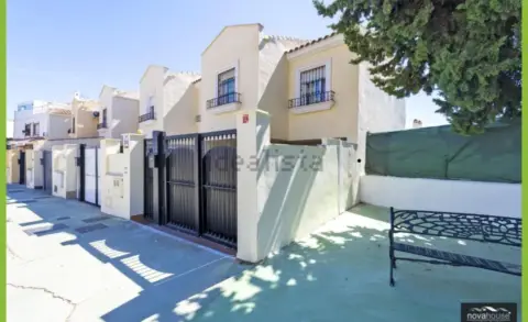 Casa adosada en calle de la Colina